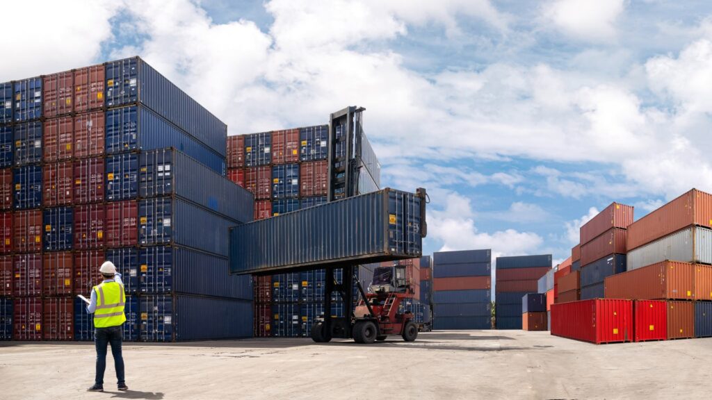 Hub porto logistico con container